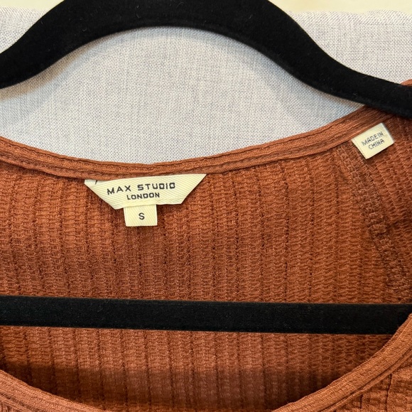 Max Studio Rust Ribbed Short Sleeve Top - Picture 2 of 3